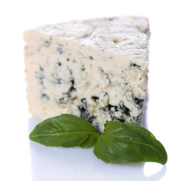 Fesleğenli üzerinde beyaz izole lezzetli mavi peynir