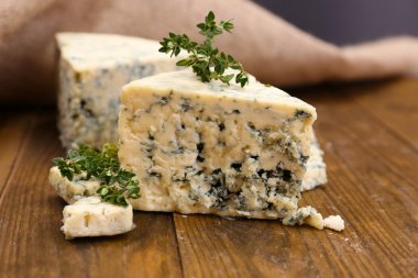 lezzetli mavi peynir ile kekik, ahşap tablo