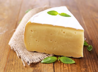 lezzetli camembert peyniri Fesleğenli ahşap tablo