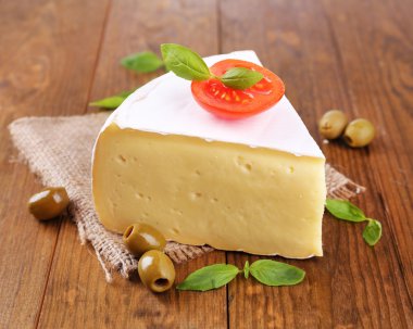 lezzetli camembert peyniri domates, fesleğen ve zeytin, ahşap tablo