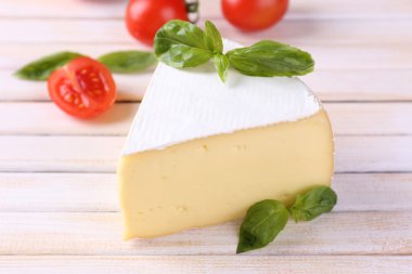 ahşap masa üstünde domates ve fesleğen ile lezzetli camembert peyniri