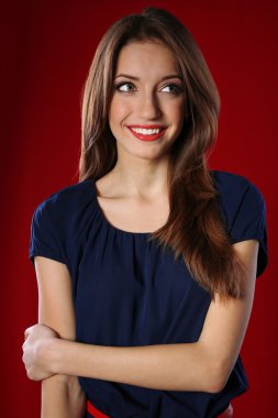 renkli arka plan üzerinde çekici bir kadın