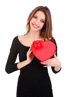 hediye kutusu üzerinde beyaz izole kalp şeklinde çekici kadın