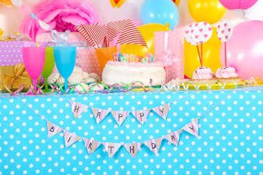 Kutlama süslemeleri için doğum günü için şölen masası.