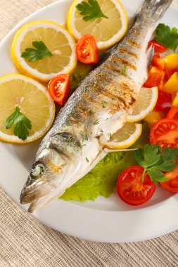 Nefis ızgara balık plaka üzerinde tablo yakın çekim