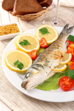 Nefis ızgara balık plaka üzerinde tablo yakın çekim