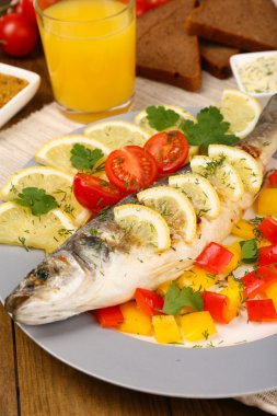 Nefis ızgara balık plaka üzerinde tablo yakın çekim