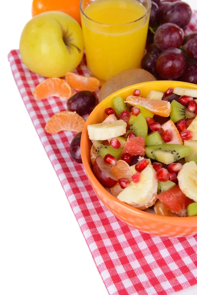 Süße frische Früchte in Schüssel auf dem Tisch in Großaufnahme — Stockfoto