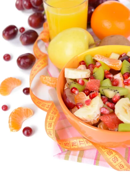 Frutas frescas dulces en tazón en primer plano de la mesa —  Fotos de Stock