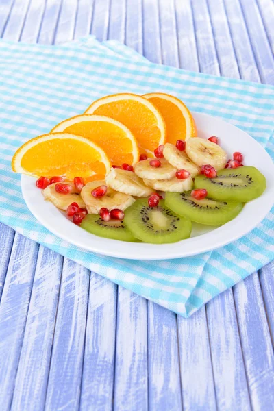 Söta färska frukter på tallriken på bordet närbild — Stockfoto