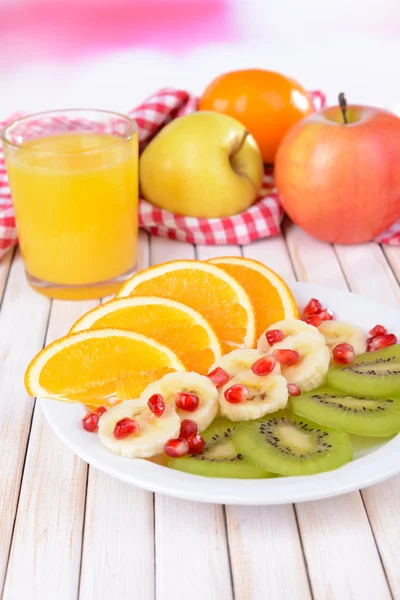 Frutas frescas dulces en el plato en primer plano de la mesa — Foto de Stock