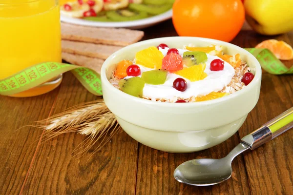 Deliciosa harina de avena con fruta en tazón en primer plano de la mesa —  Fotos de Stock