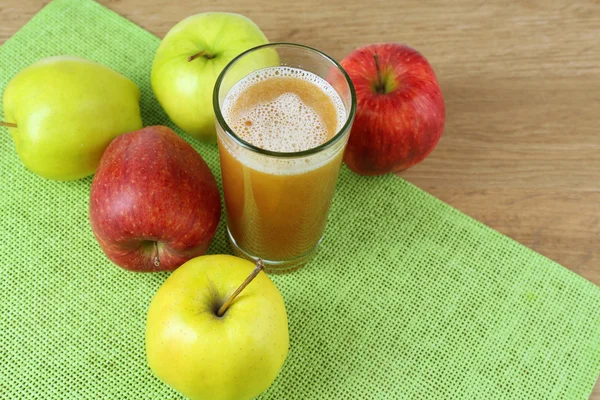 Succo fresco sano di mele vicino — Foto Stock