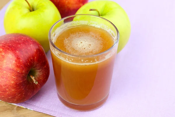 Zdravá čerstvá šťáva jablek zblízka — Stock fotografie