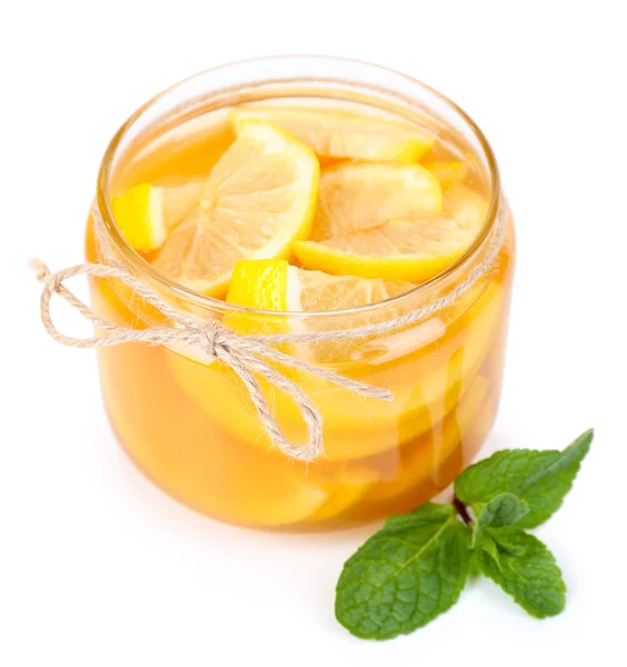 Engarrafamento de limão saboroso isolado em branco — Fotografia de Stock