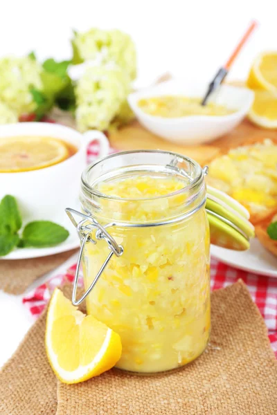 Marmellata di limone saporita con tazza di tè sul tavolo primo piano — Foto Stock