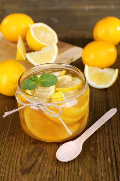 Marmellata di limone saporita sul tavolo primo piano — Foto Stock