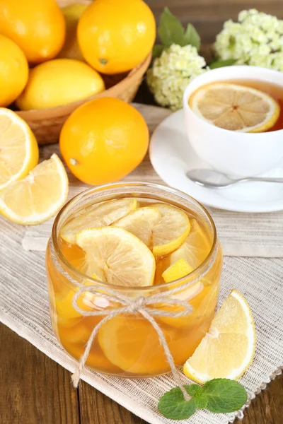 Marmellata di limone saporita con tazza di tè sul tavolo primo piano — Foto Stock