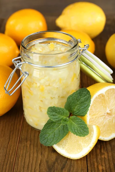 Leckere Zitronenmarmelade in Großaufnahme auf dem Tisch — Stockfoto