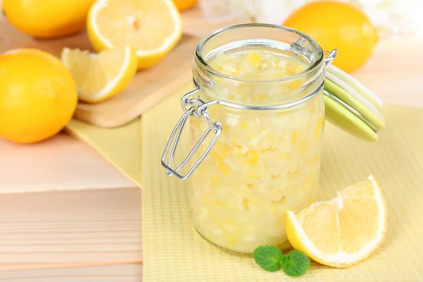 Marmellata di limone saporita sul tavolo primo piano — Foto Stock