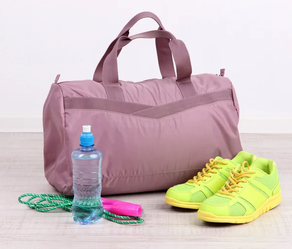 Спортивная сумка со спортивным инвентарем в спортзале — стоковое фото