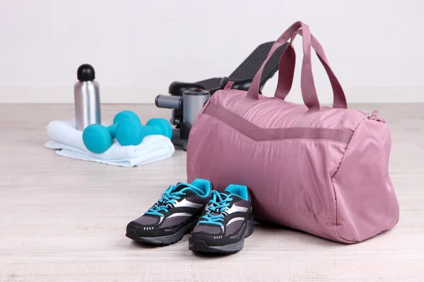 Sports bag with sports equipment in gymnasium — Stock Photo, Image