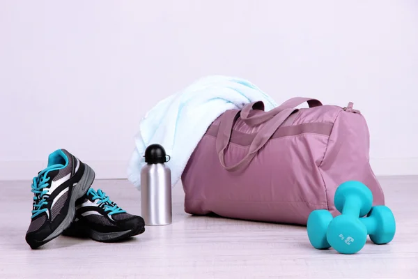 Sports bag with sports equipment in gymnasium — Stock Photo, Image