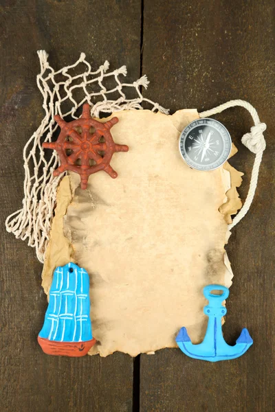 eski bir kağıt üzerinde ahşap arka plan izole deniz aksesuarları ile