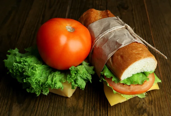 Sanduíche fresco e saboroso de perto — Fotografia de Stock