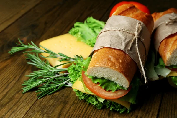 Färska och läckra sandwich på nära håll — Stockfoto