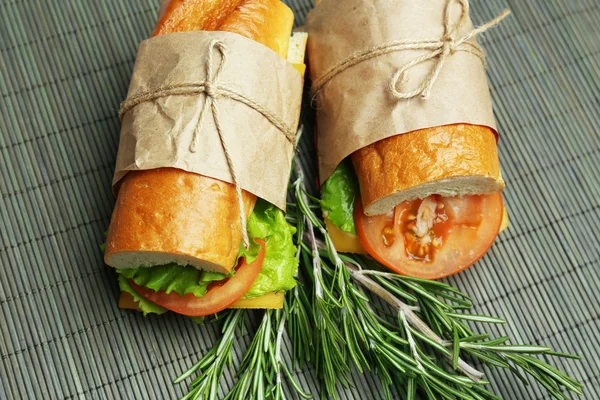 Sandwich fresco e gustoso su sfondo di bambù — Foto Stock