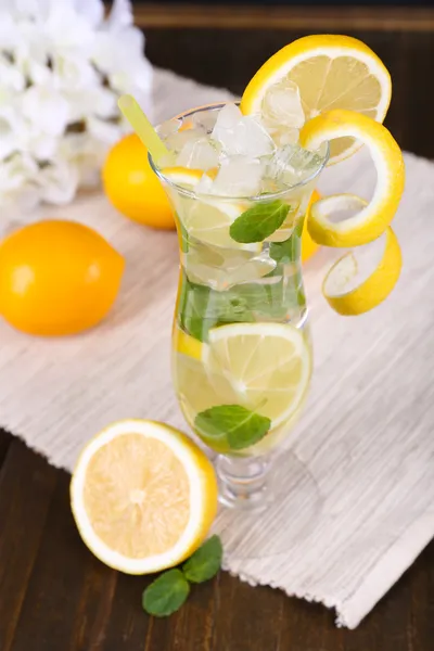 Glass of cocktail with lemon and mint on table close-up — Stock Photo, Image