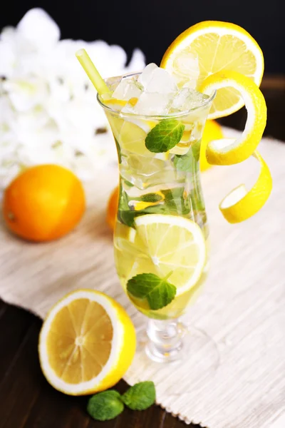 Glass of cocktail with lemon and mint on table close-up — Stock Photo, Image