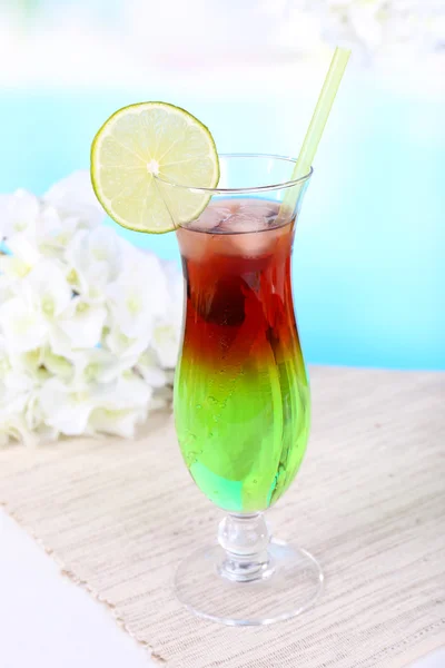 Склянка коктейлю на столі на світло-синьому фоні — стокове фото