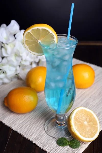 Bicchiere di cocktail sul tavolo su sfondo grigio — Foto Stock