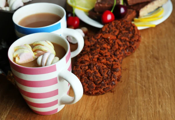 Tasse Cappuccino und Süßigkeiten aus nächster Nähe — Stockfoto