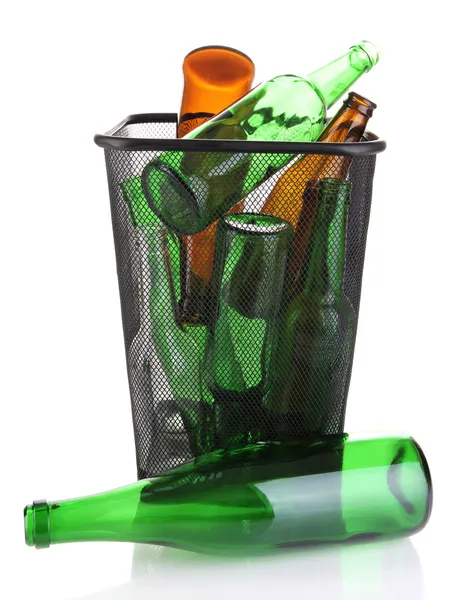 Botellas de vidrio en recipiente de reciclaje aislado en blanco —  Fotos de Stock