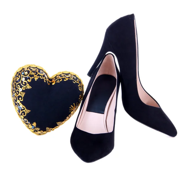 Krásné černé ženské boty a dekorativní srdce, izolované na bílém — Stock fotografie