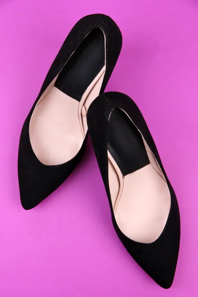 Sapatos femininos pretos bonitos, no fundo roxo — Fotografia de Stock