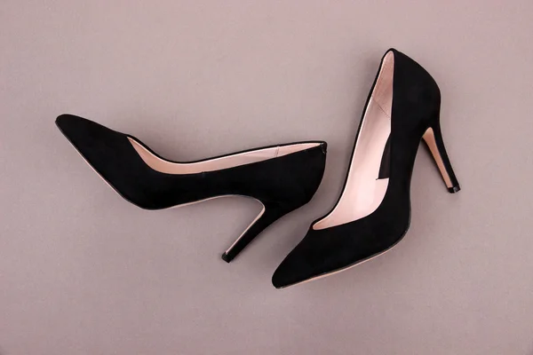 灰色の背景上の美しい黒い女性靴 — ストック写真