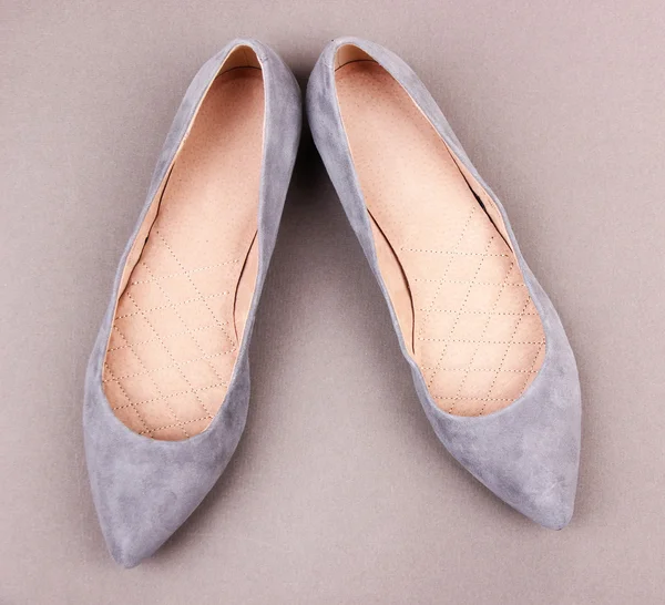 Sapatos femininos bonitos, em fundo cinza — Fotografia de Stock