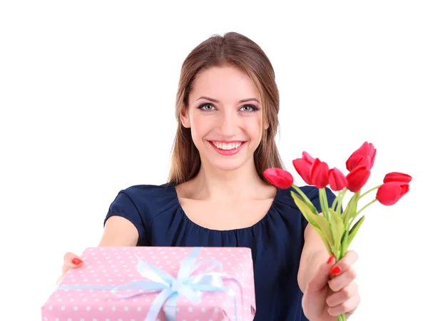 Aantrekkelijke vrouw met doos van de gift en bloemen, geïsoleerd op wit — Stockfoto