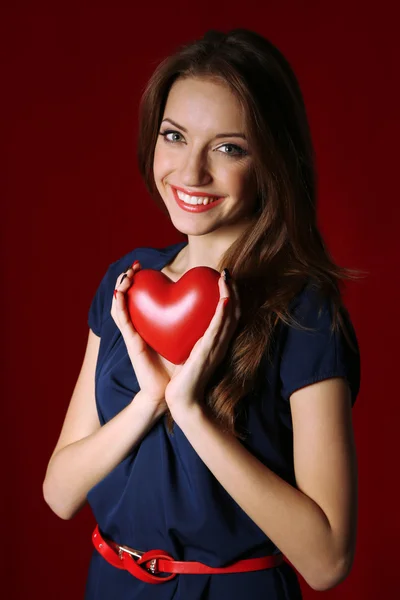 有魅力的女人，用红色背景上的心 — 图库照片