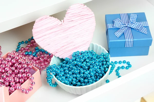 Confezioni regalo e perline nel cassetto della scrivania aperto da vicino — Foto Stock