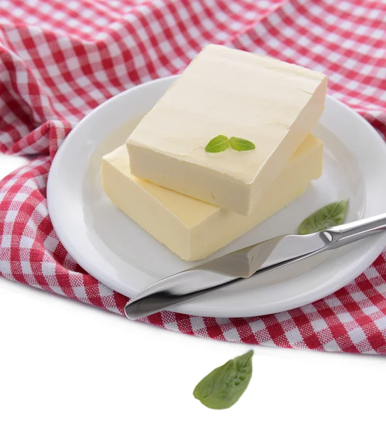 Sabrosa mantequilla en el plato, aislado en blanco — Foto de Stock