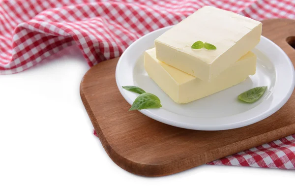 Beurre savoureux sur assiette, isolé sur blanc — Photo