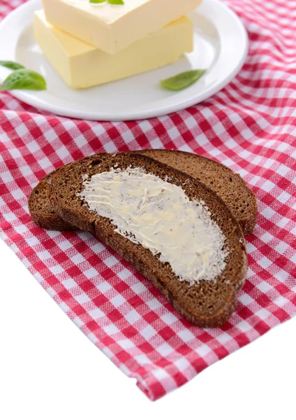 Шматочок житнього хліба з маслом, ізольовані на білому — стокове фото