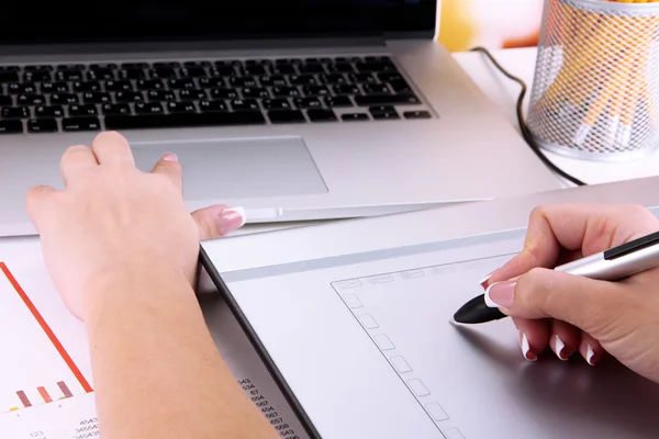 Mão feminina usando gráficos tablet na mesa de perto — Fotografia de Stock