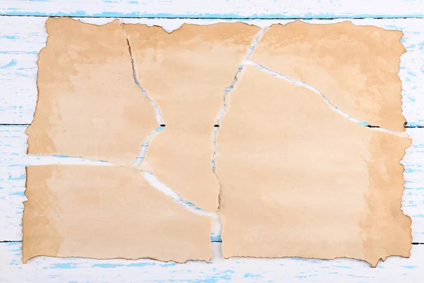 引き裂かれた色の紙の色の木製の背景に関する部分 — ストック写真