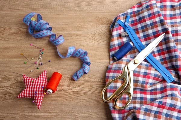 Traje de negocios de sastrería, sobre fondo de madera — Foto de Stock